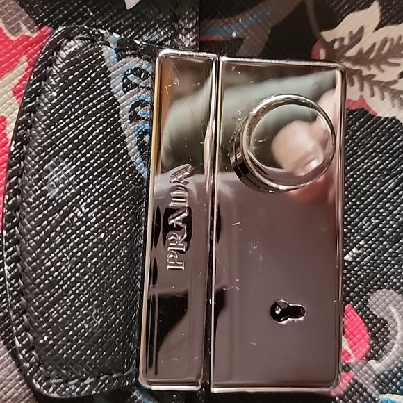 Large Prada - Picture 8 of 13